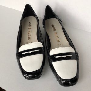 Anne Klein loafer in black patent leather.